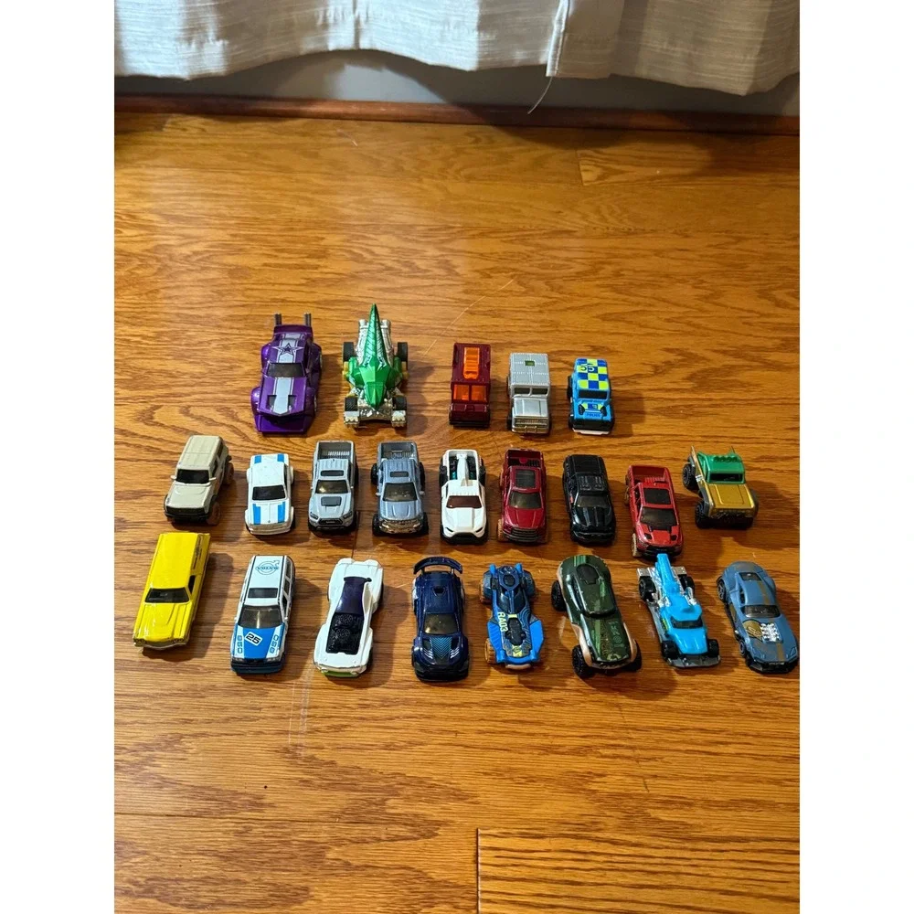 Lot of Vintage DieCast Card Including 22 Hotweels, Excellent Condition